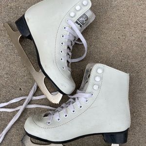 Hespeler white figure skates, youth size 2
Slightly used, Excellent condition